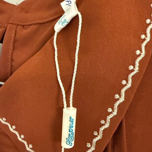 Chic Rust Blouse with White Detailing - Picture 3 of 7
